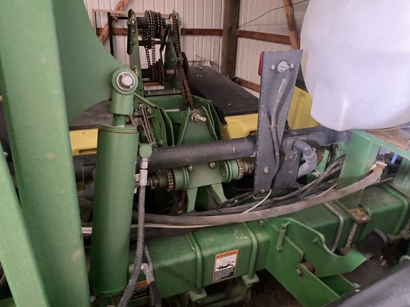 2004 John Deere 1760 Planter