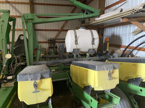 2004 John Deere 1760 Planter