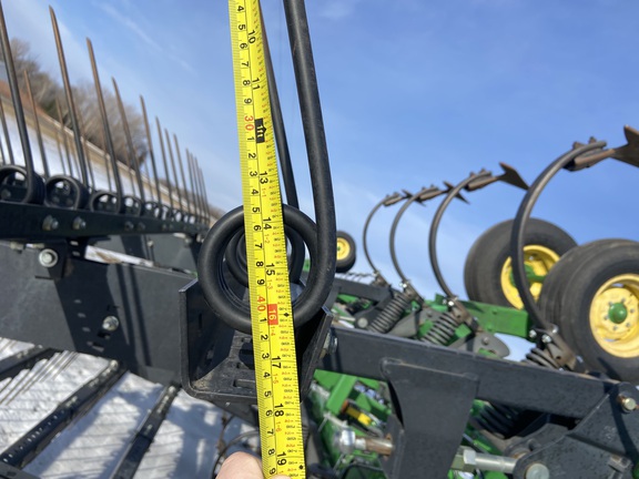 2014 John Deere 2210 Field Cultivator