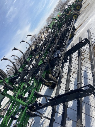 2014 John Deere 2210 Field Cultivator