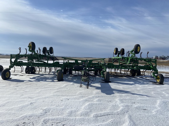 2014 John Deere 2210 Field Cultivator