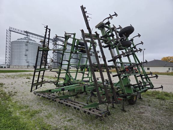 1989 John Deere 960 Field Cultivator