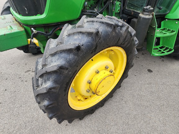 2014 John Deere 5075E Tractor