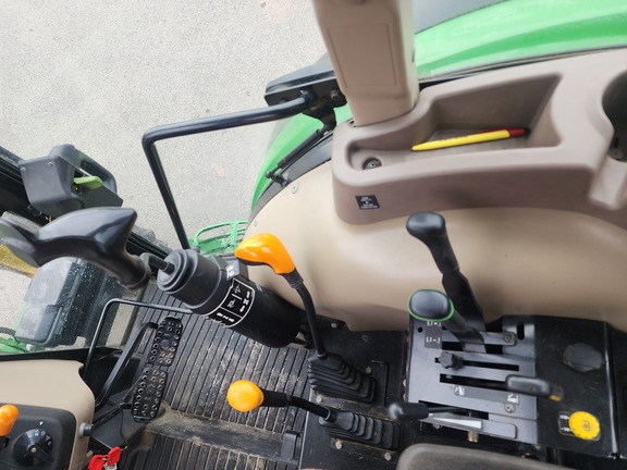 2014 John Deere 5075E Tractor