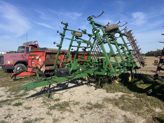 1997 John Deere 980 Field Cultivator