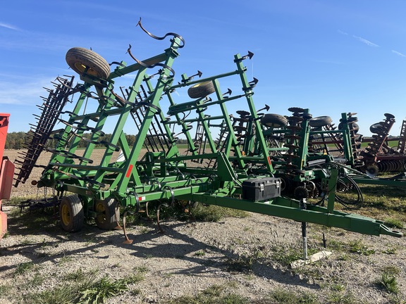1997 John Deere 980 Field Cultivator
