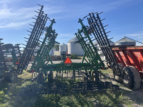 1997 John Deere 980 Field Cultivator