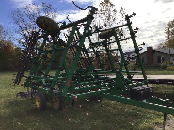 1997 John Deere 980 Field Cultivator