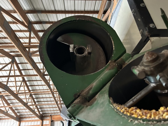 J&M 525-14 Grain Cart