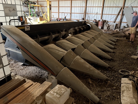 2000 AGCO Gleaner 830 Header Corn Head