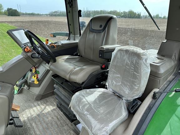 2022 John Deere 8R 250 Tractor