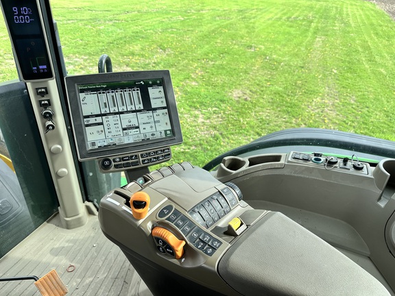 2022 John Deere 8R 250 Tractor