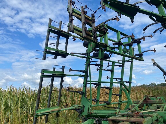 John Deere 980 Field Cultivator