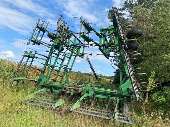 John Deere 980 Field Cultivator