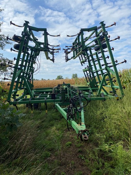 John Deere 980 Field Cultivator