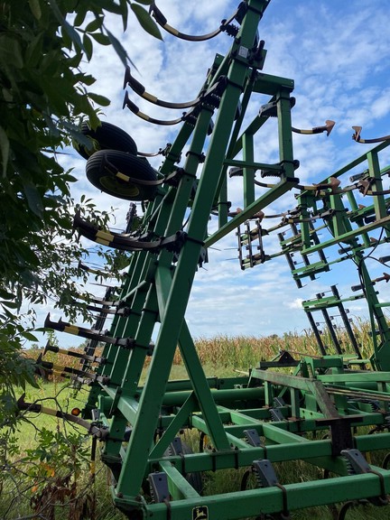 John Deere 980 Field Cultivator