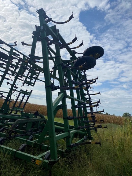 John Deere 980 Field Cultivator