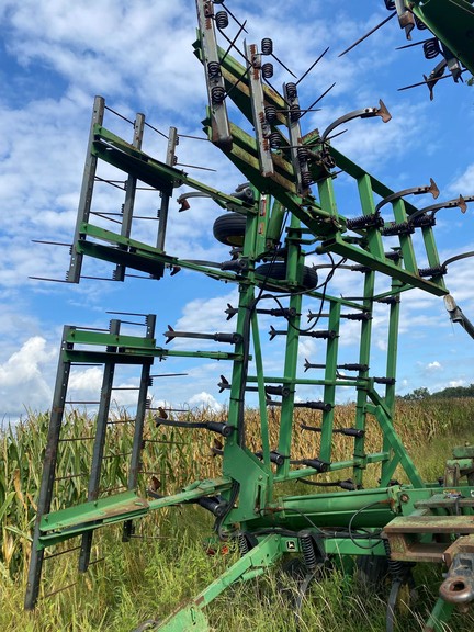 John Deere 980 Field Cultivator