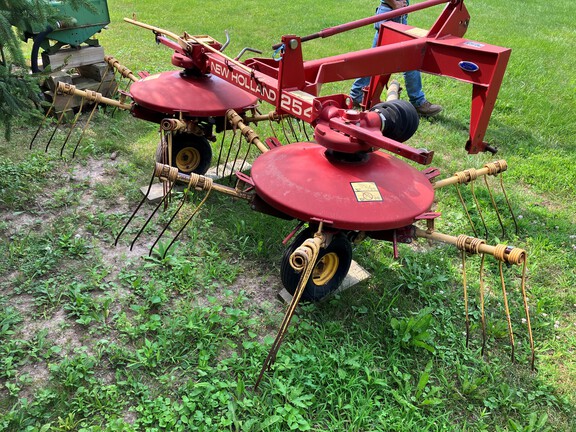 New Holland 254 Tedder