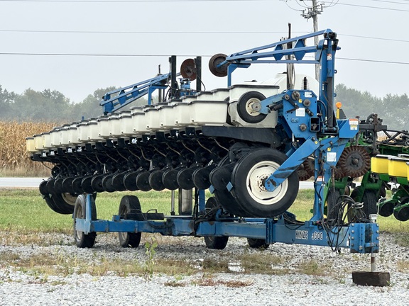 2000 Kinze 3600 Planter