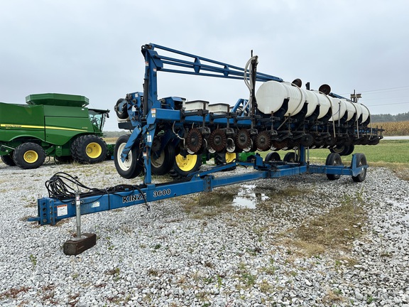 2000 Kinze 3600 Planter