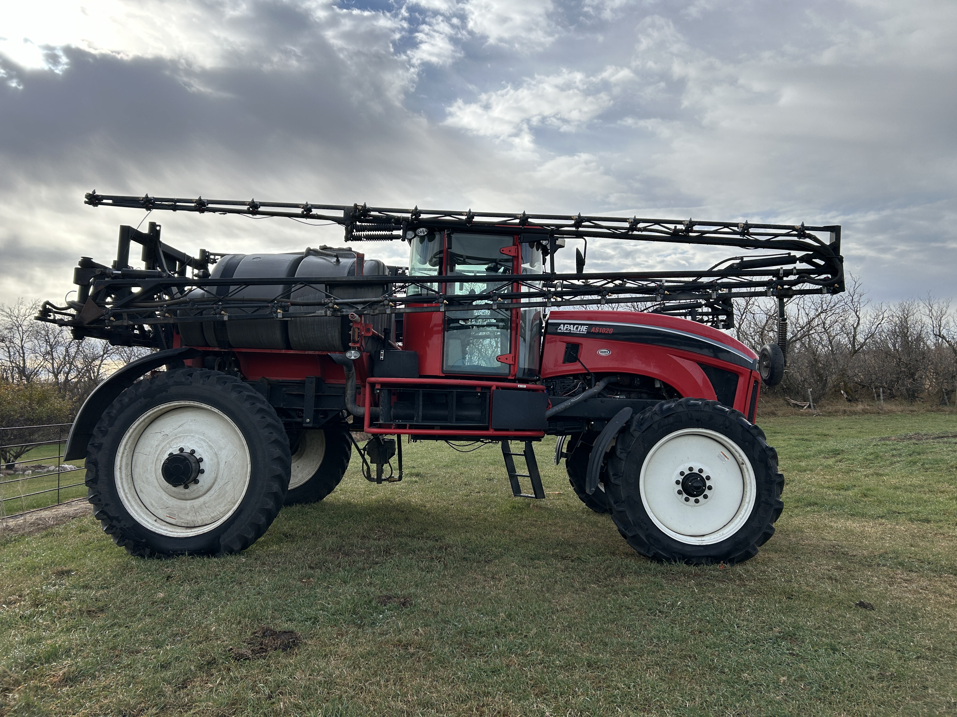 2013 Apache AS1020 Sprayer/High Clearance