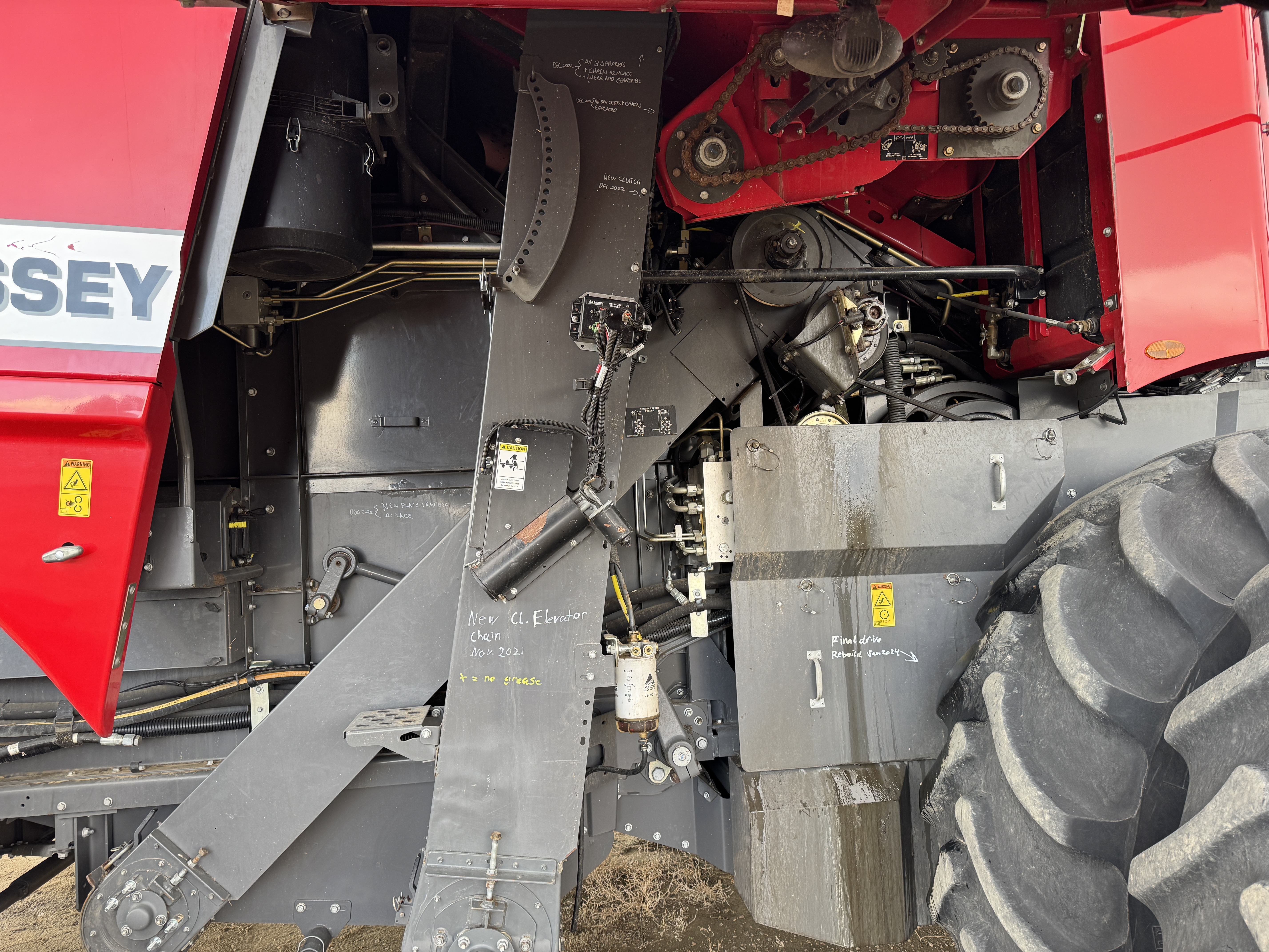 2017 Massey Ferguson 9565 Combine