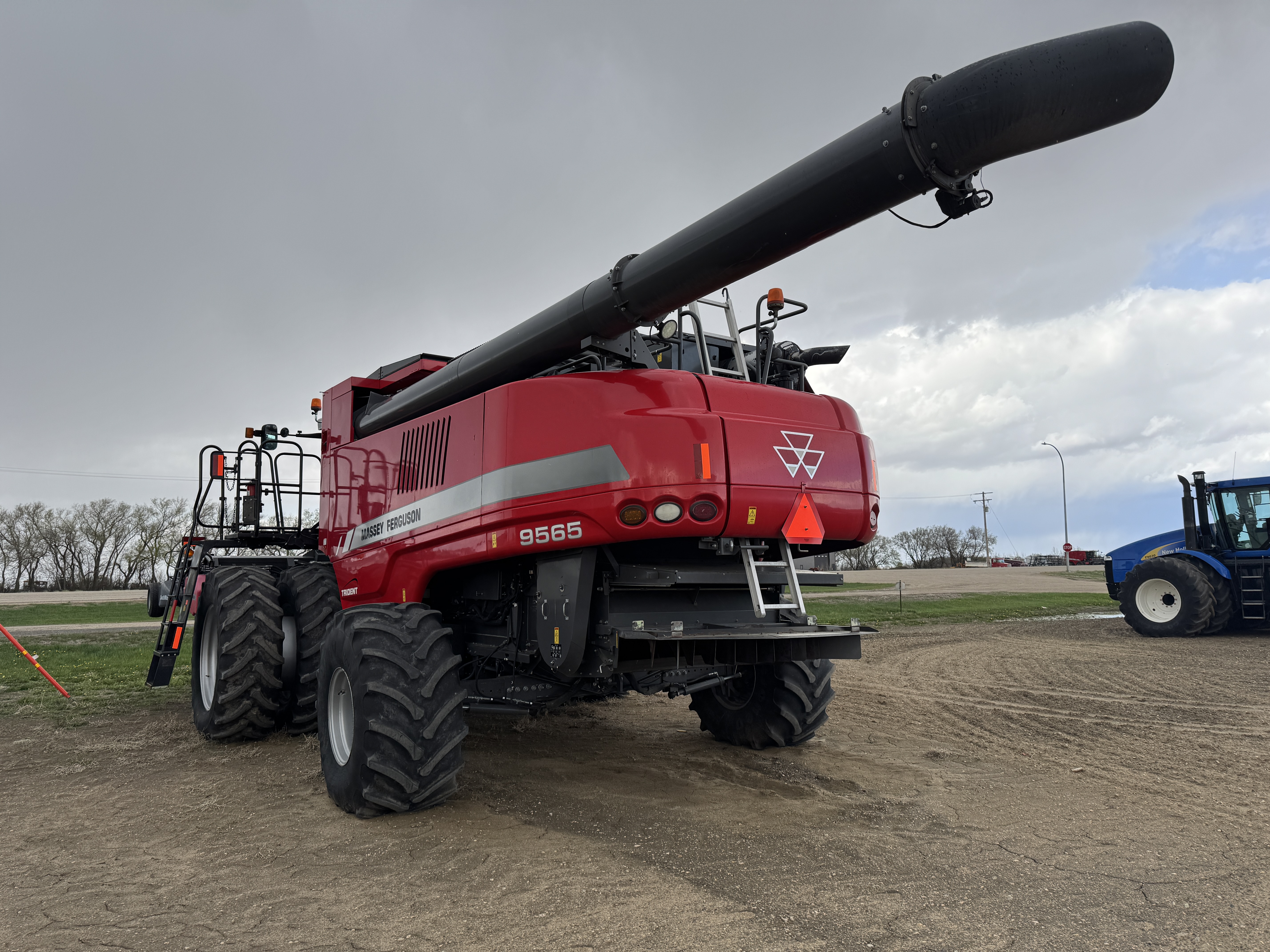 2017 Massey Ferguson 9565 Combine
