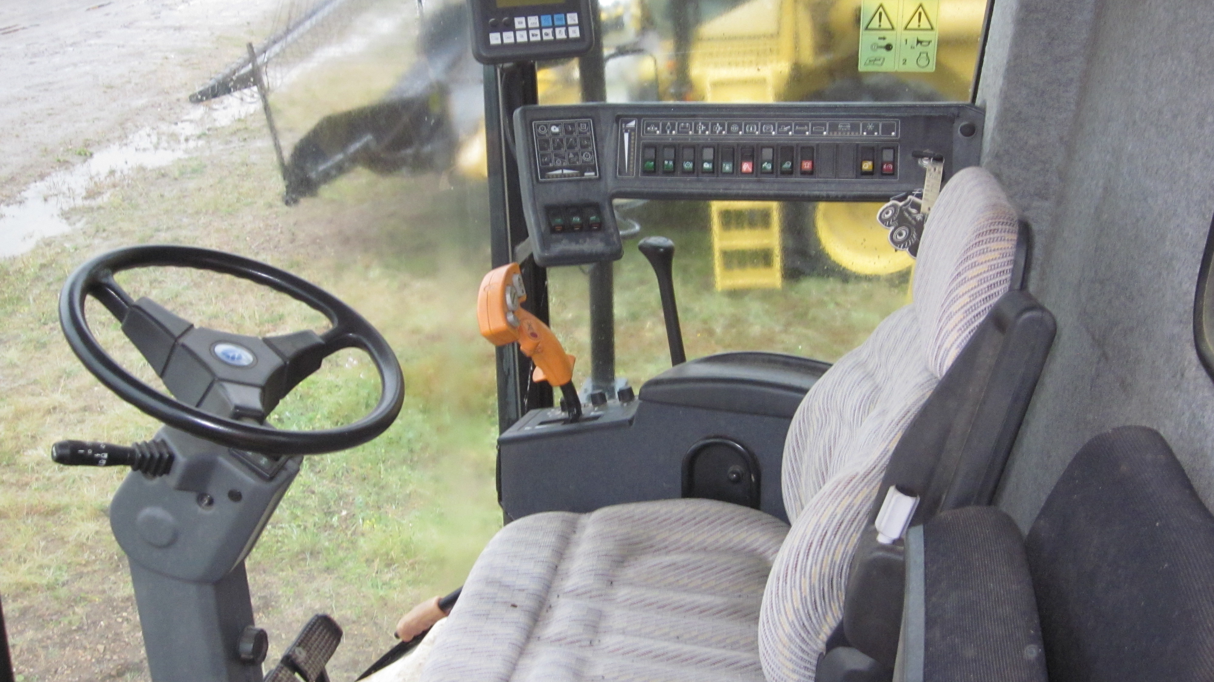 1997 New Holland TX66 Combine