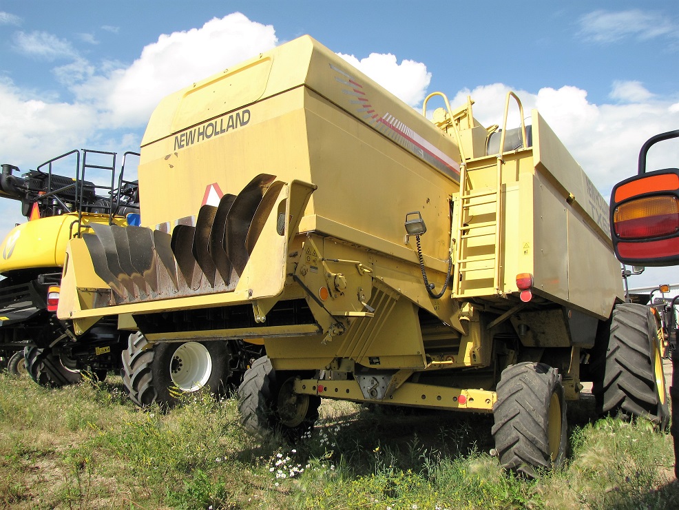 1997 New Holland TX66 Combine