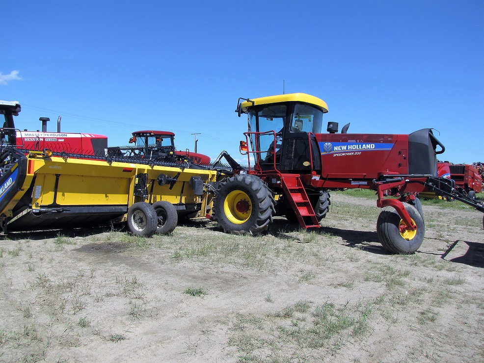 2014 New Holland SR200/440HB Swather