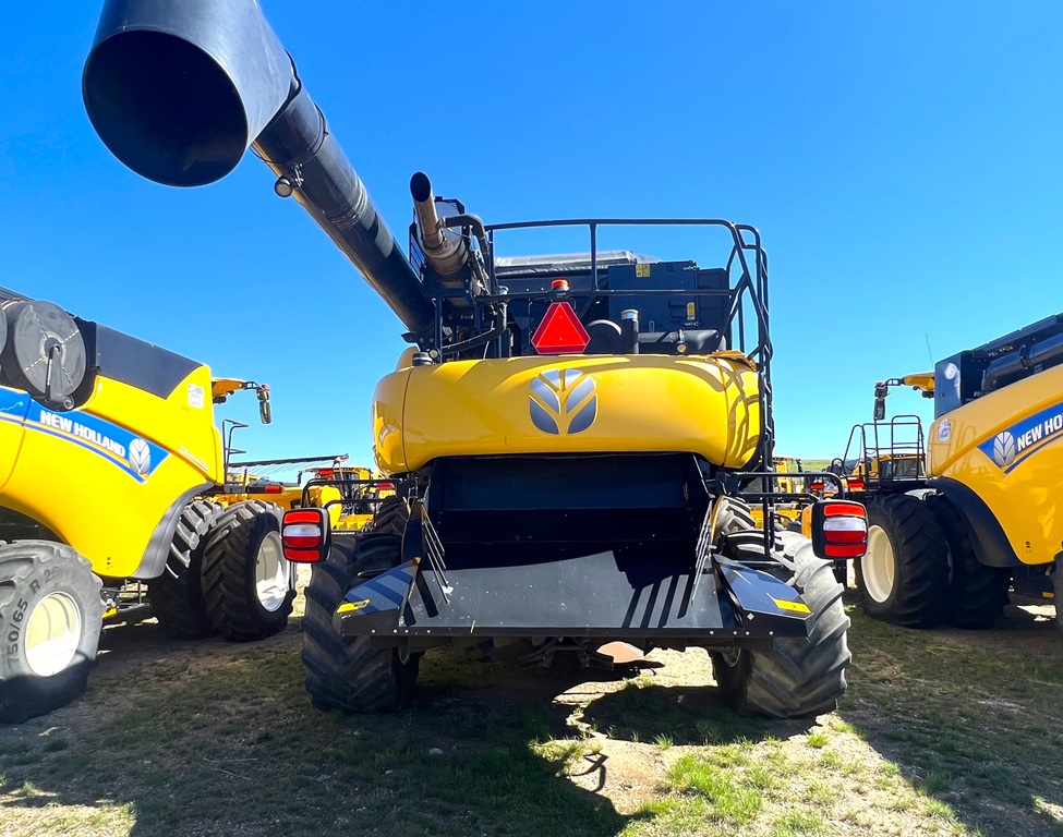 2017 New Holland CR8.90 Combine