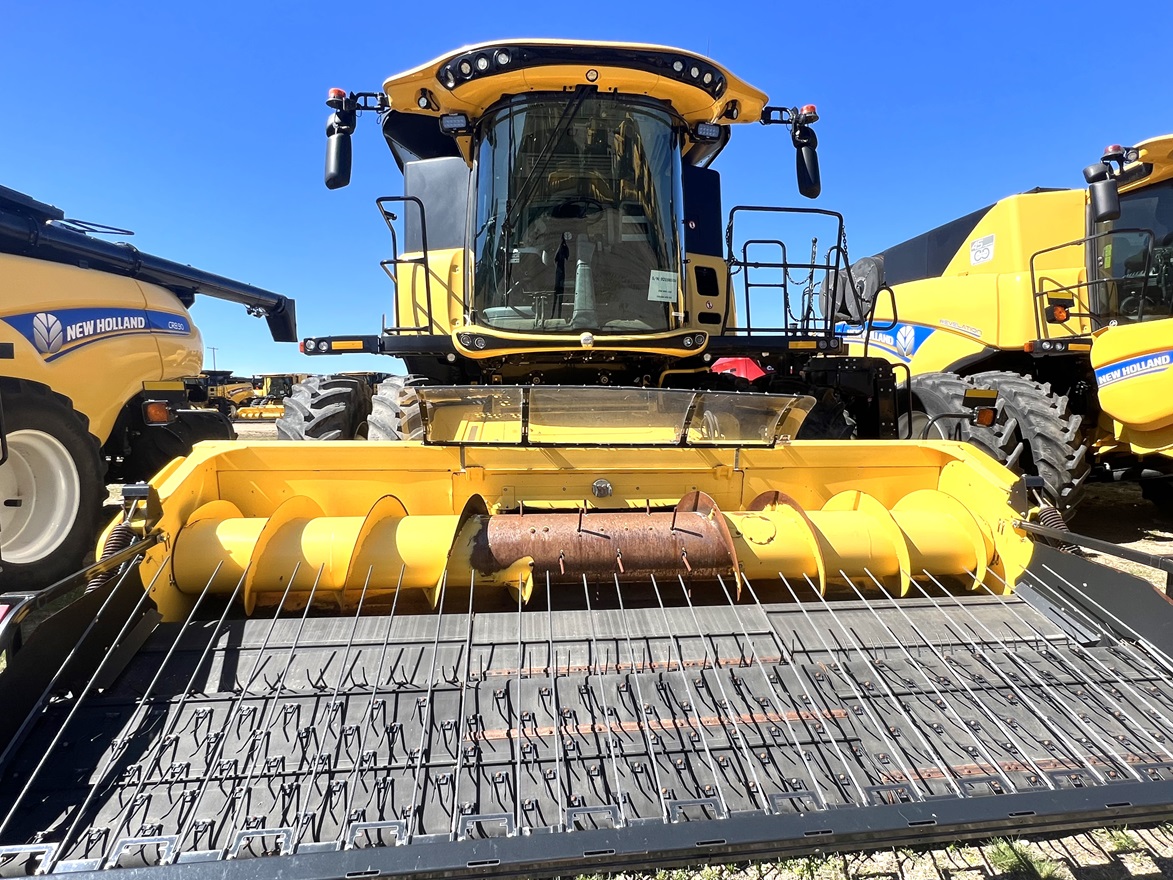 2017 New Holland CR8.90 Combine