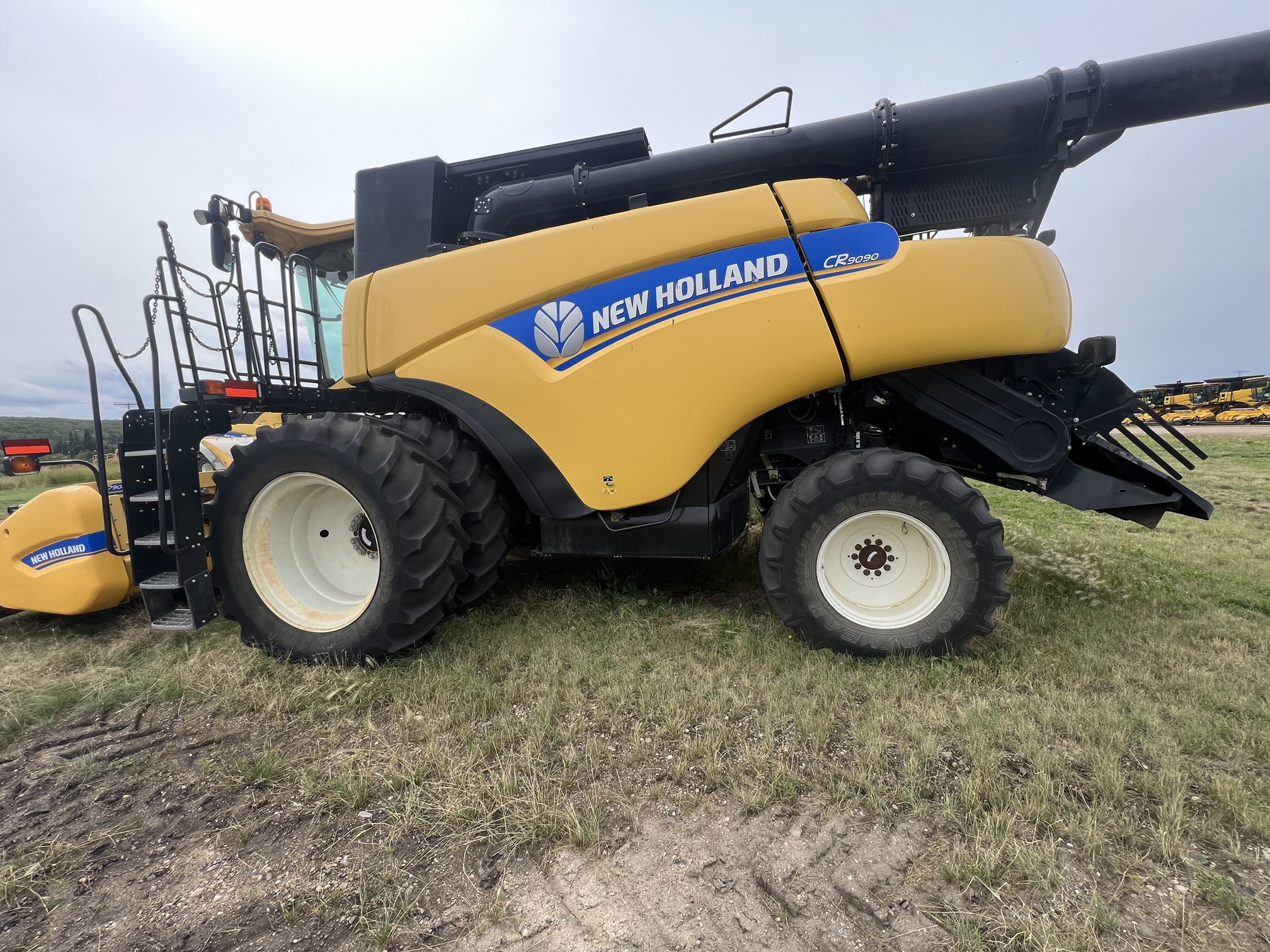 2014 New Holland CR9090 Combine