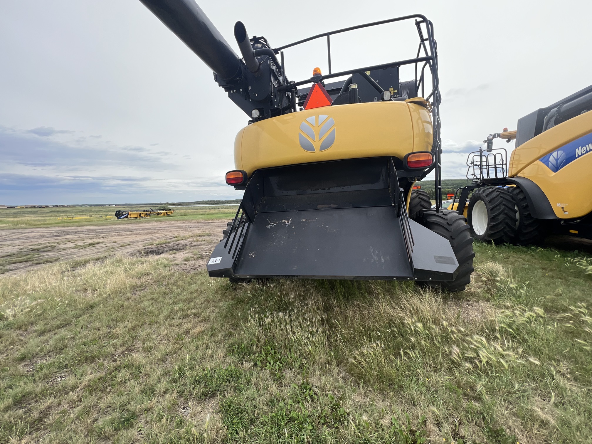 2014 New Holland CR9090 Combine