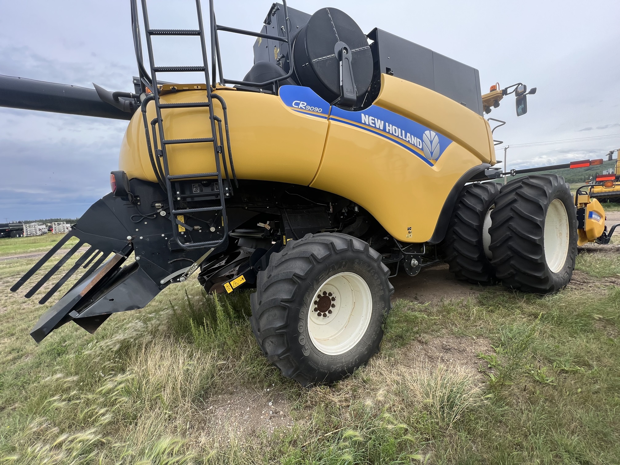 2014 New Holland CR9090 Combine