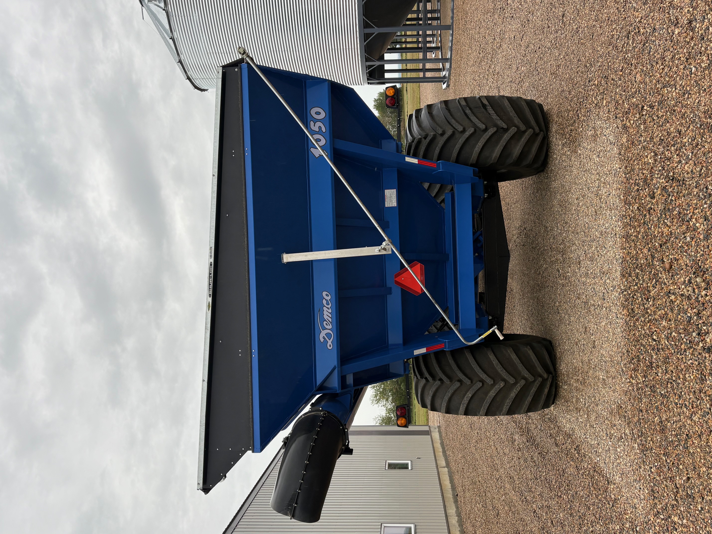 2010 Demco 1050 Grain Cart