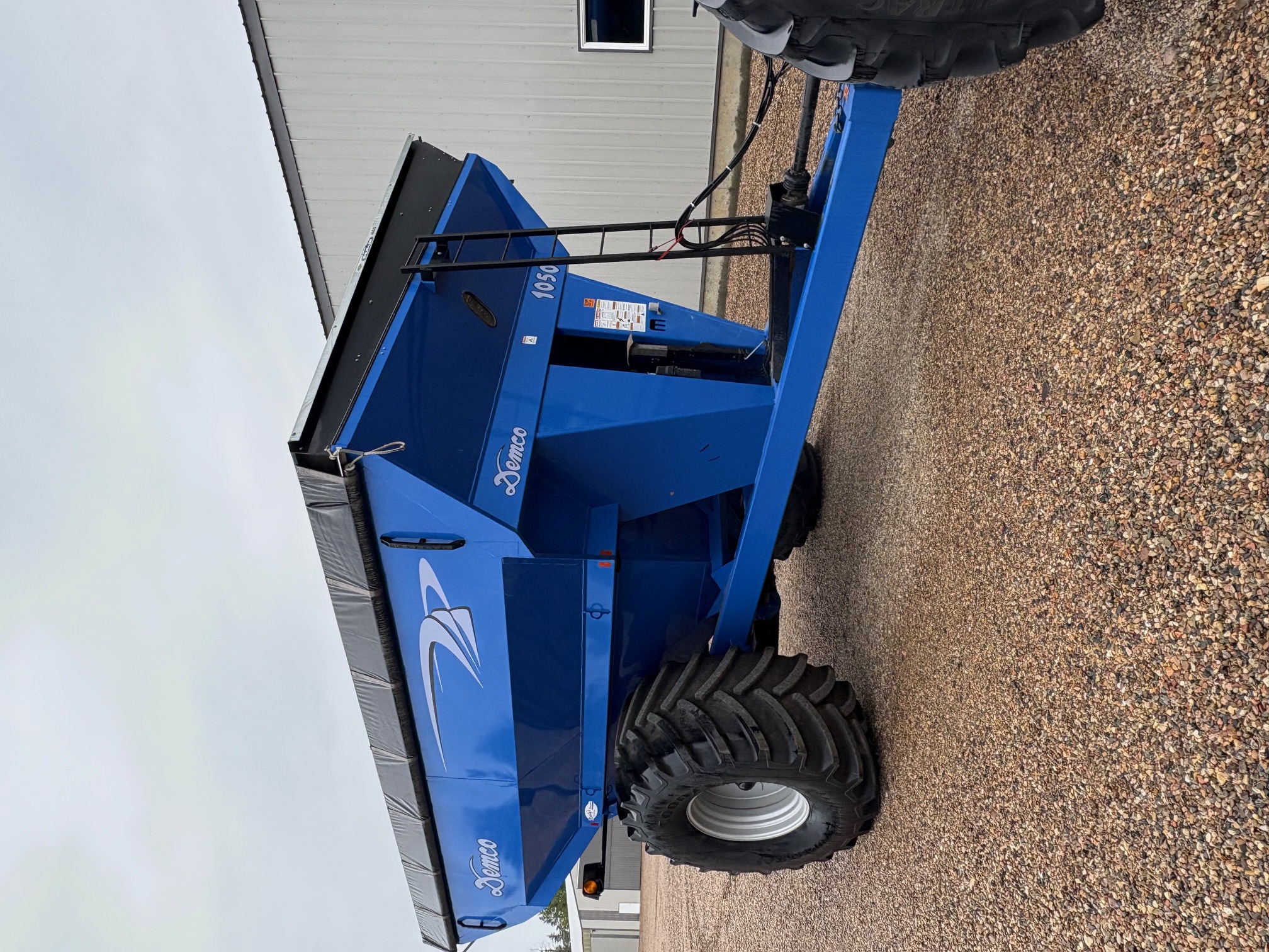 2010 Demco 1050 Grain Cart