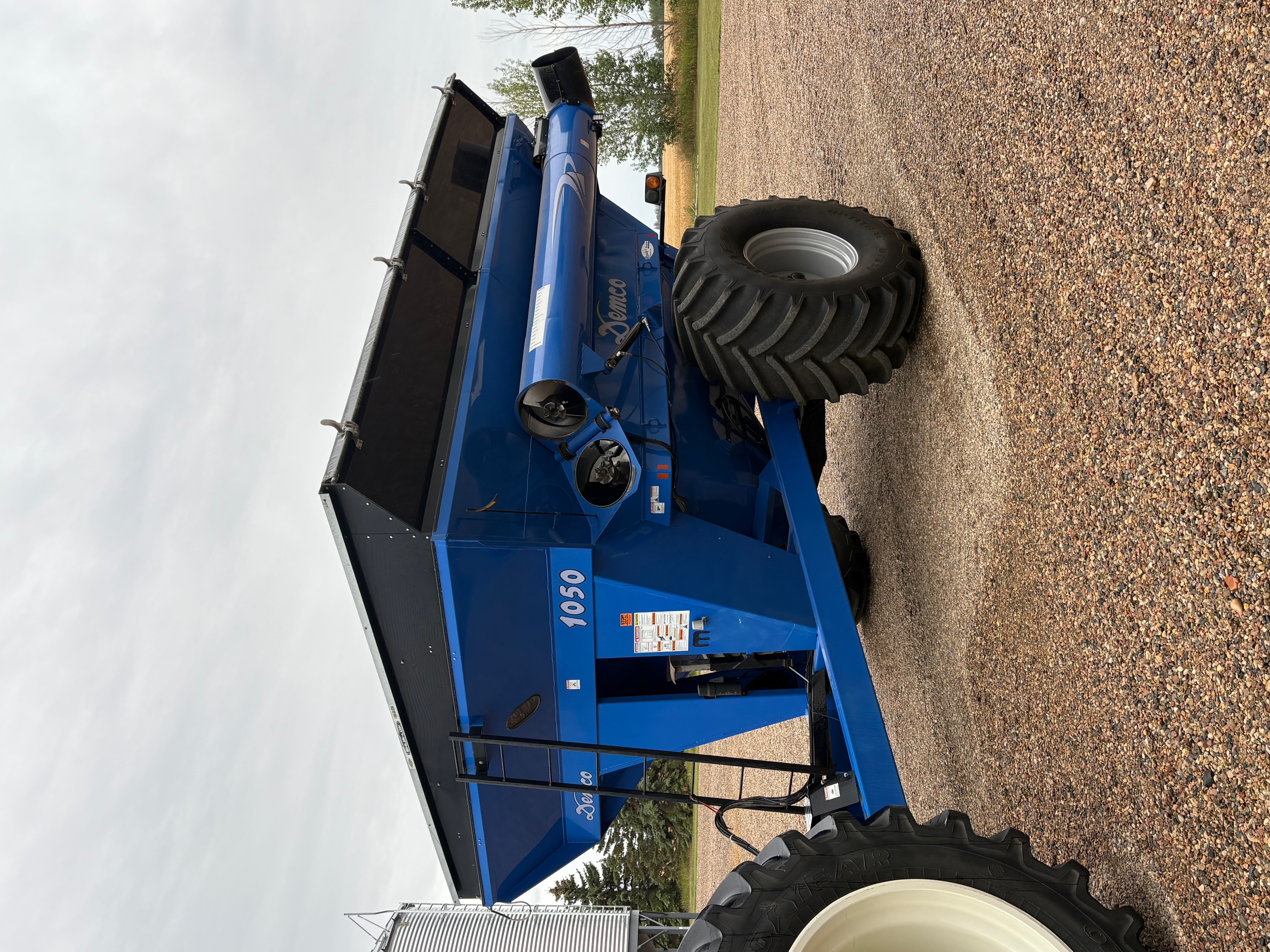 2010 Demco 1050 Grain Cart