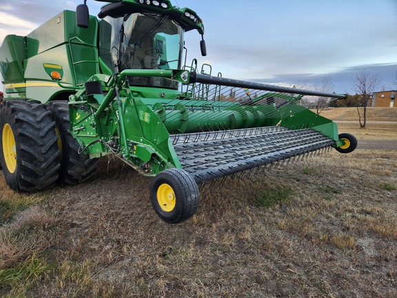 2016 John Deere 615P Header Combine