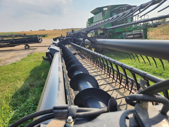 2017 MacDon FD75 Header Combine