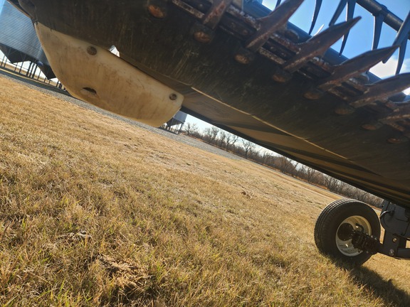 2016 MacDon FD75 D Header Combine