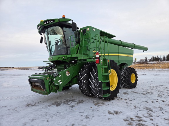 2015 John Deere S680 Combine