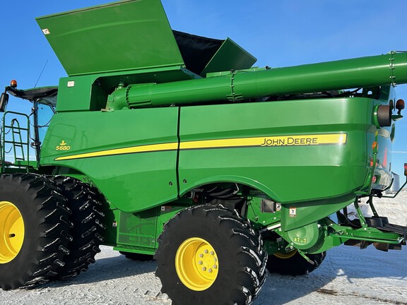 2017 John Deere S680 Combine