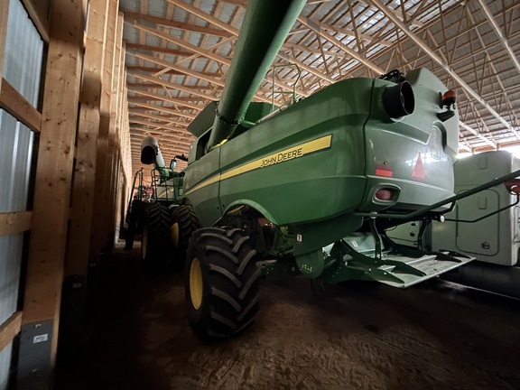 2017 John Deere S670 Combine