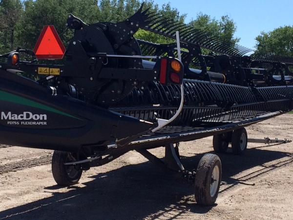 2017 MacDon FD75-35 Header Combine