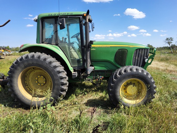 2004 John Deere 7320 Tractor