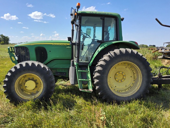 2004 John Deere 7320 Tractor