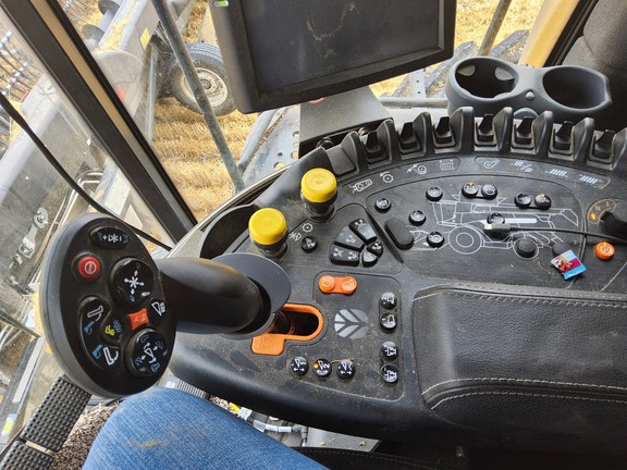 2022 New Holland CR8.90 Combine