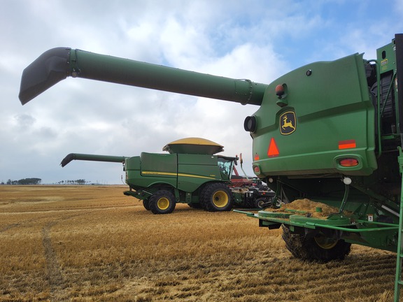 2017 John Deere S680 Combine